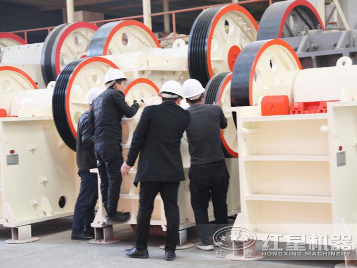 用戶到場參觀鄂式碎石頭機，查看細節(jié)