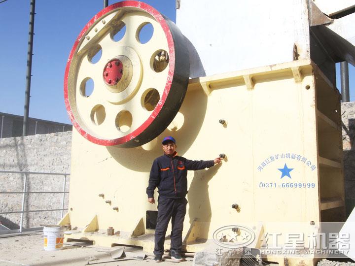 大型環(huán)保鄂式破石機(jī)生產(chǎn)現(xiàn)場(chǎng)，效果好，用戶評(píng)價(jià)高