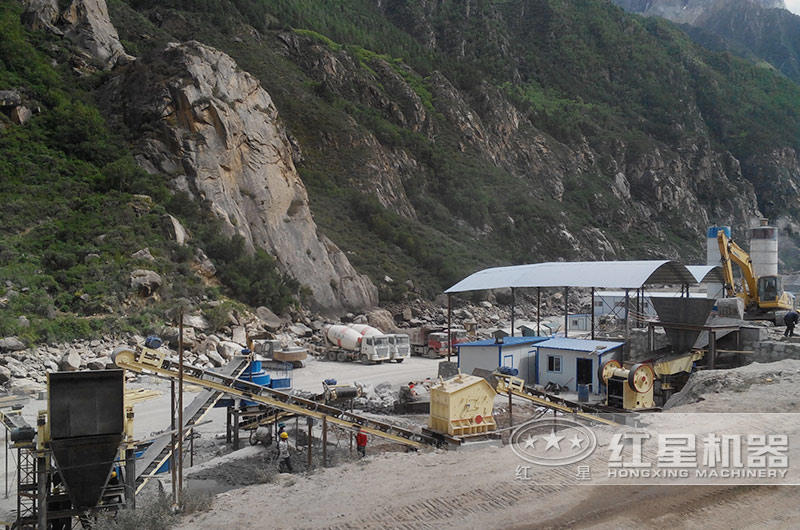 固定人工砂生產(chǎn)線現(xiàn)場，配鄂破機(jī)+反擊破+VSI制砂機(jī)