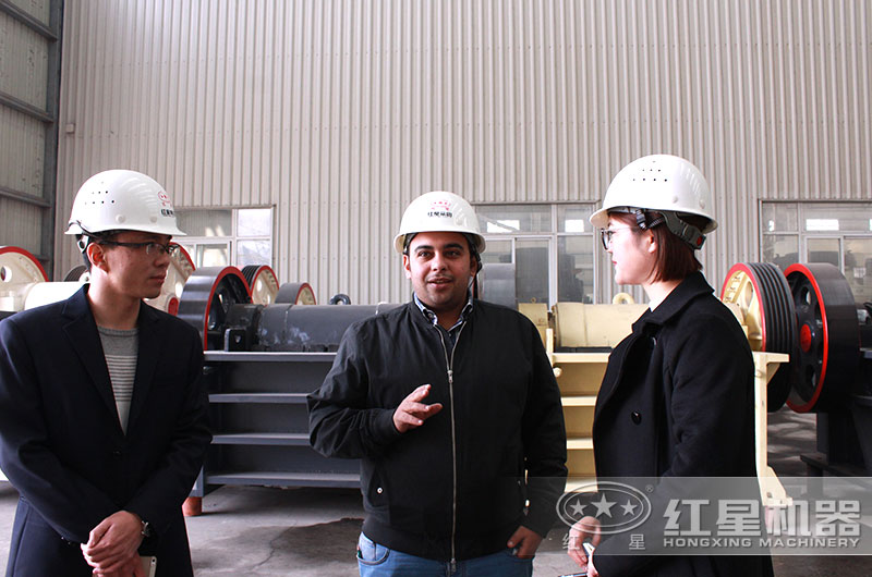 客戶遠道而來，現場咨詢