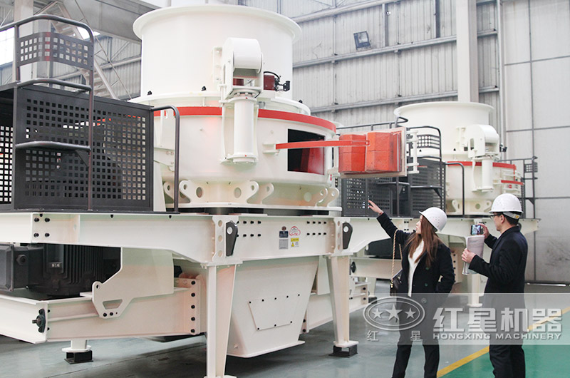 沖擊式制砂機：對石料進行制砂處理，級配合理