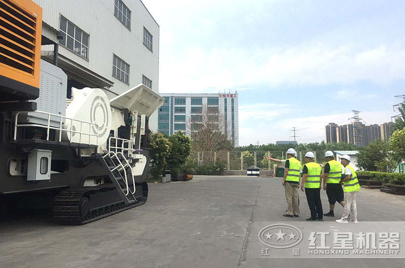 經理陪同客戶實地參觀廠區(qū) 經理陪同客戶實地參觀廠區(qū)